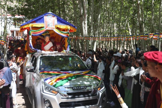 Tại Ladakh, lễ hội tổ chức rước xá lợi răng của Ngài Pema Chogyal